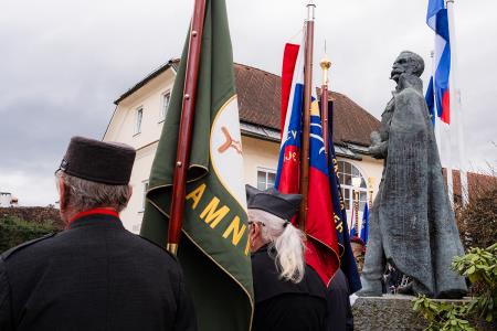 Polaganje cvetja k spomeniku Rudolfa Maistra (31)